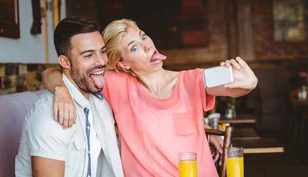 10 façons joyeuses d'être le partenaire amusant d'une relation