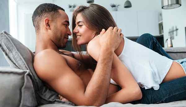 10 različnih spolnih položajev, da ga začinite in dodate udarce v posteljo
