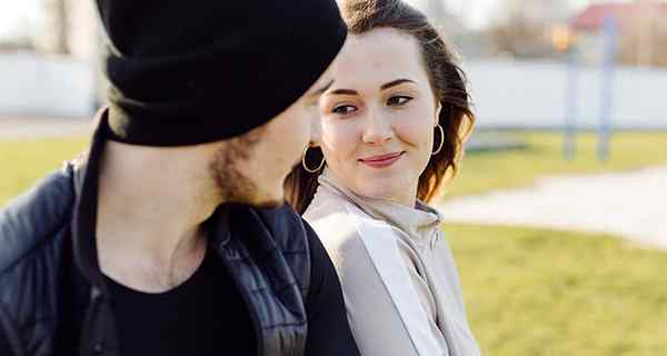 10 zřejmých flirtovacích znaků, kluci chybí a jak je mohou identifikovat