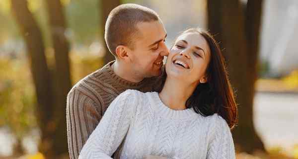 10 manieren om ervoor te zorgen dat u de aandacht en liefde van uw man krijgt