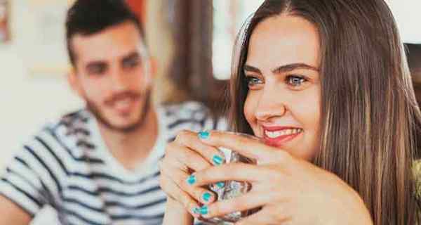 10 Möglichkeiten, mit einem verheirateten Mann umzugehen, der mit Ihnen flirtet