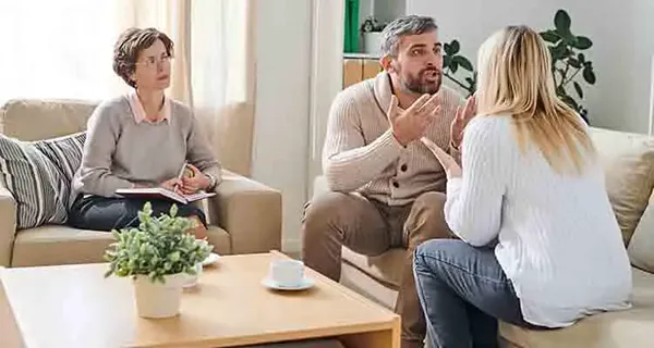 12 věcí, které musíte udělat, když si váš manžel vybere svou rodinu nad vámi
