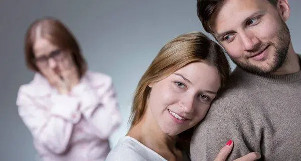 12 Möglichkeiten, mit einer eifersüchtigen Schwiegermutter umzugehen
