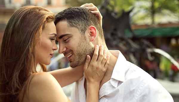 13 signes vigoureux d'attraction sexuelle pour garder un œil sur