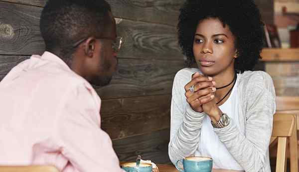 13 pazīmes, kuras jums nepieciešama palīdzība attiecībām un kur atrast palīdzību