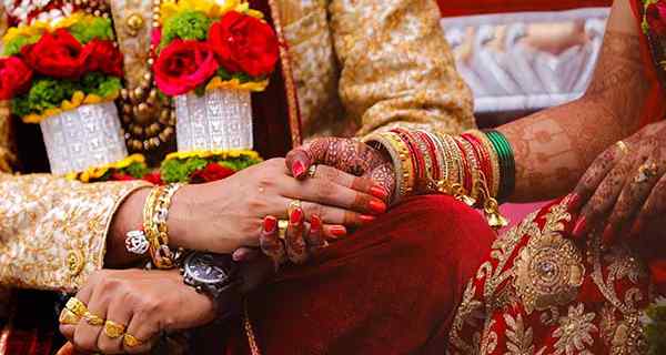 15 problemas reales que enfrentan las parejas después de los matrimonios entre castas