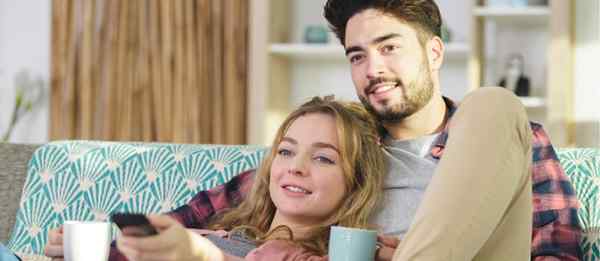 15 idéias românticas de data interna para casais que não são Netflix e Chill