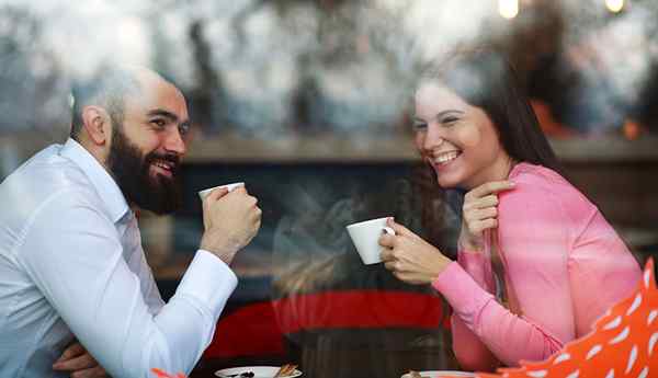 15 dingen om op een eerste date te doen om uw date voor u te laten vallen