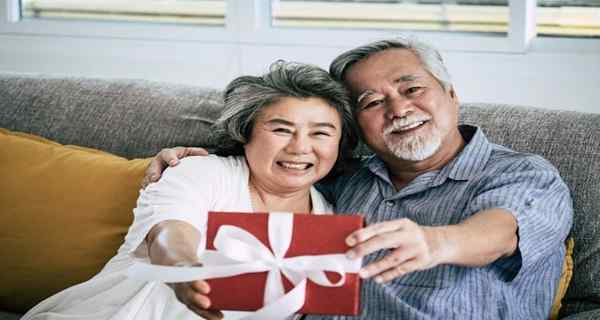 15 edinstvenih in koristnih poročnih daril za starejše pare