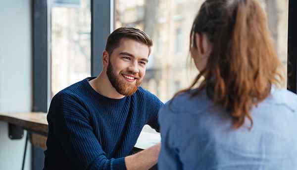 16 maneiras honestas de responder quando um cara diz que gosta de você e não o machuca