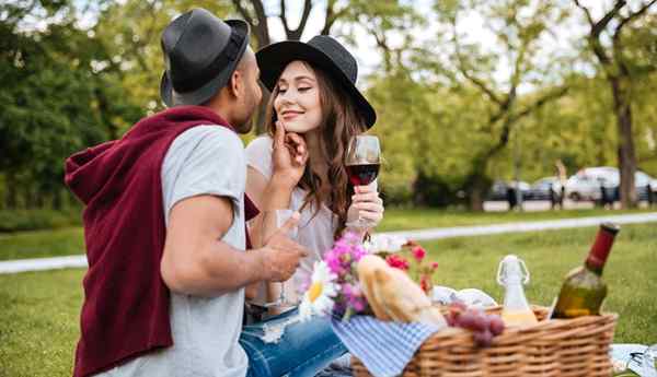 19 rahasia untuk memulai ciuman pertama & membuat mereka ingin terus menciummu