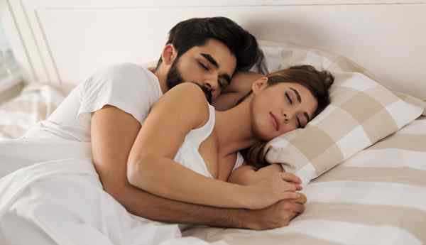 21 Positions de sommeil de couple commun, ce qu'ils signifient et les meilleurs