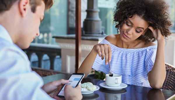 21 signes pour savoir s'il envoie un texto à une autre femme derrière votre dos