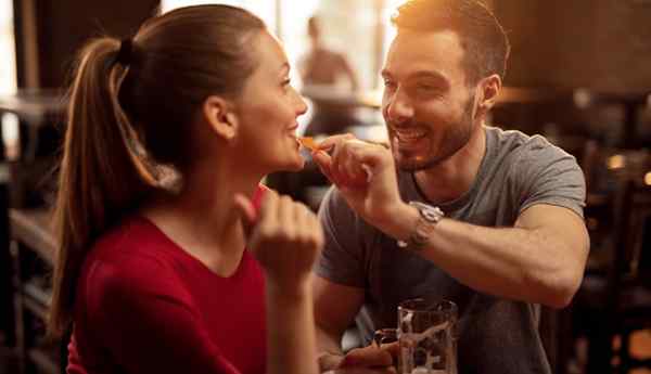 22 ondeugende, flirterige manieren om een ​​meisje te plagen en haar liefdevol aan je te laten denken