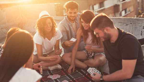 22 Super Fun Drinking Card Games om de feest- en leuke tijden te krijgen!