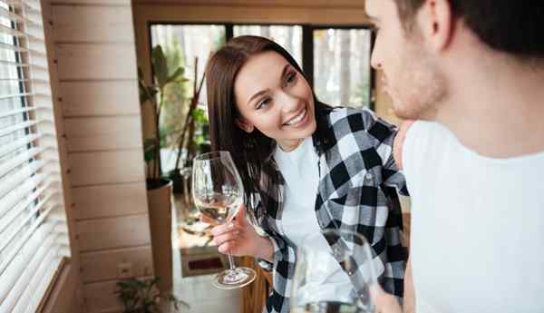 23 stiekeme manieren om een ​​meisje te vragen of ze een vriendje heeft en niet opdringerig is