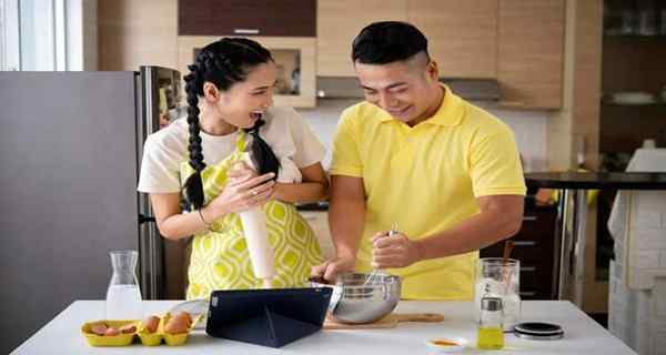 24 idées cadeaux de nourriture pour les couples gastronomiques qui aiment cuisiner