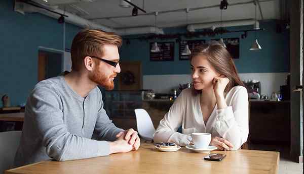 25 questions profondes à poser à un gars et transformer n'importe quel gars en livre ouvert