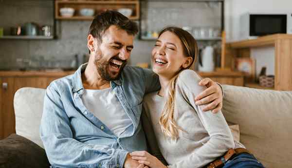 27 Domande felici e divertenti da fare a un ragazzo di fargli ridere e sorridere intorno a te