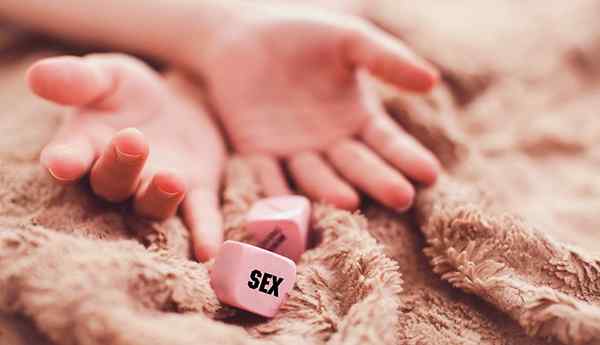 27 Naughty, seksualūs ir linksmi žaidimai, žaidžiantys su savo vaikinu „Bed & Out“