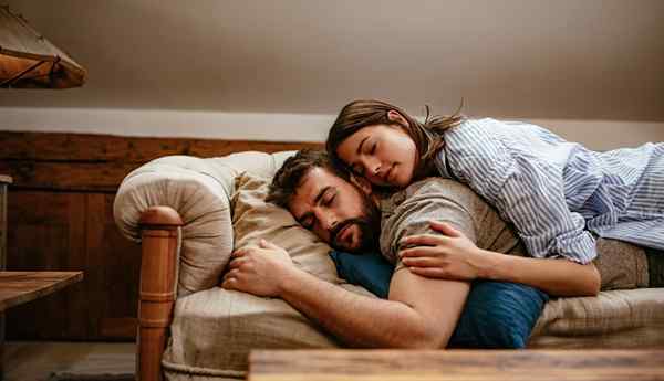 28 cara comel untuk menunjukkan kasih sayang dalam hubungan walaupun ia terasa janggal