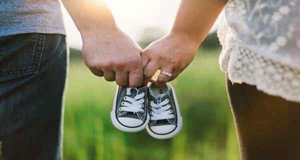 31 melhores presentes para o chá de bebê para papai e mãe serem