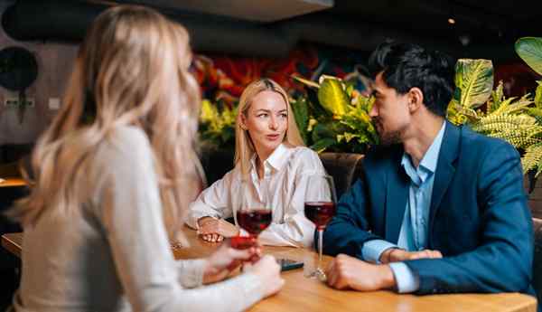 38 segni che il tuo uomo è schiacciante per un'altra donna e prova sentimenti per lei