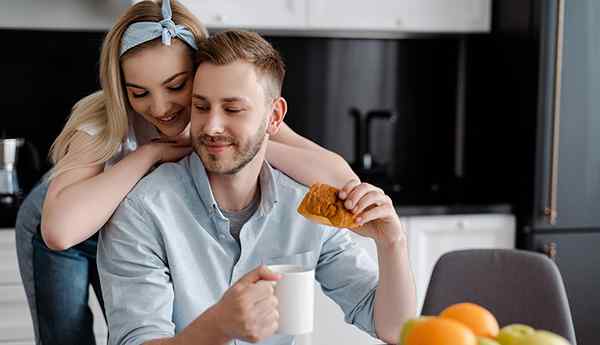 40 geheimen over hoe je je vriendje gelukkig en gelukkig kunt maken om je te daten