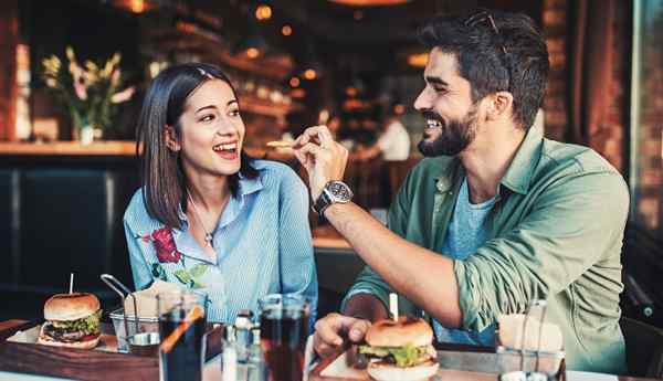 46 Big First Date Tips & regler för män att charma henne och få henne att falla för dig