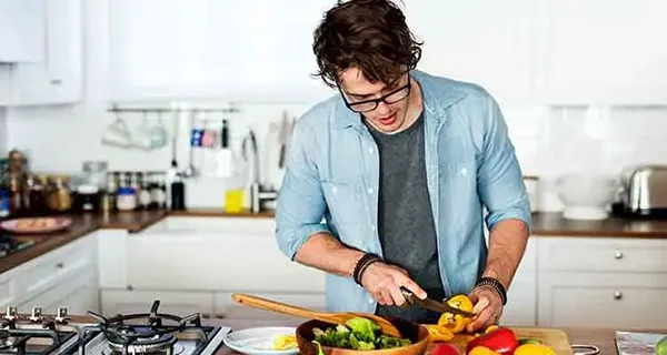 5 iemesli, kāpēc sievietes piesaista vīriešiem, kuri gatavo ēdienu