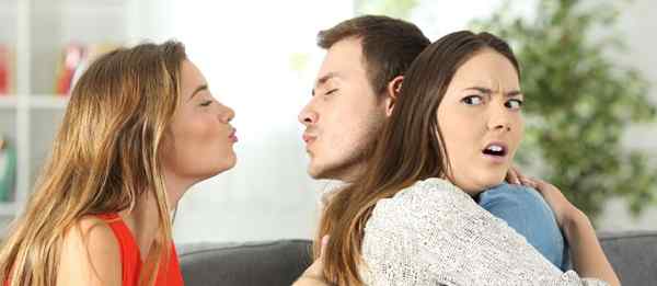 5 señales cuando el coqueteo está engañando cuando estás en una relación