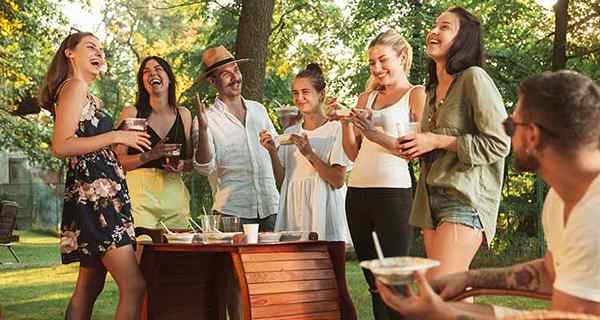 5 formas de disfrutar de una fiesta incluso cuando su pareja no es una persona de fiesta