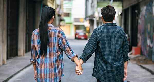 6 hal romantis yang dapat dilakukan setiap pasangan di tempat umum