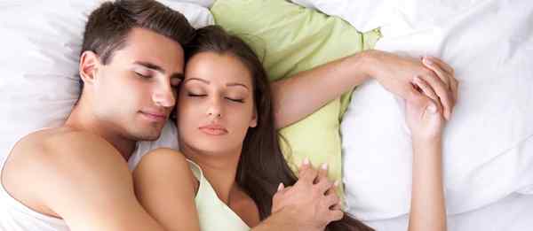 7 posiciones para dormir de parejas más comunes y su importancia