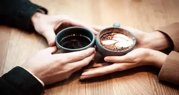 7 skäl till ett kaffedatum gör en fantastisk första datumidé och 5 tips för att esse den