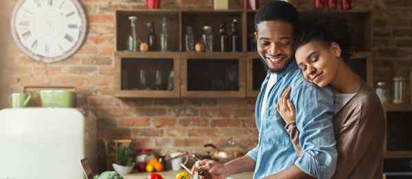 7 cara untuk mempertahankan romansa dengan suami setelah menikah