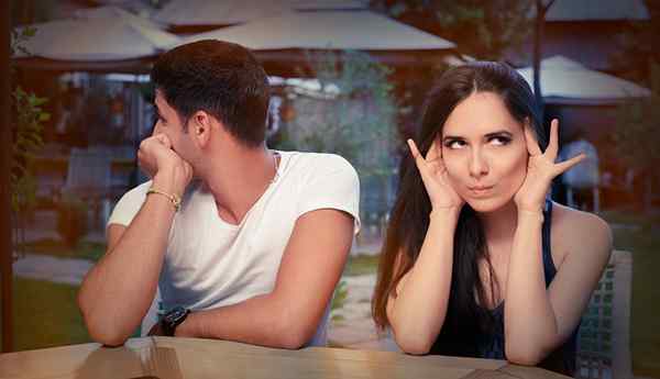 8 formas fáciles de evitar silencios incómodos durante una cita