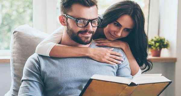 Může pár knih čtení obohatit vztahy?