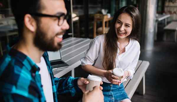 Già accoppiato? 13 segni che stai già uscendo con il tuo amico e non lo so!