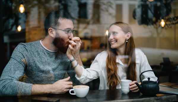 Ele tem uma queda por mim? 30 sinais que um cara ferido simplesmente não consegue se esconder