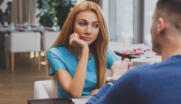 Pensa che non sono interessato? 22 cose che le ragazze fanno che confondono ragazzi