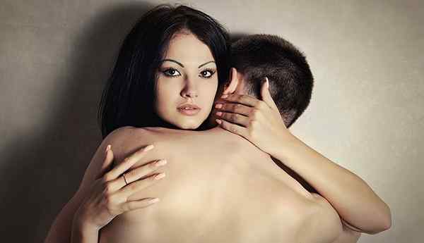 Ne laissez pas les antécédents sexuels de votre partenaire couler un fossé entre vous!