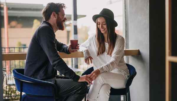 Flirtation vad det är, 41 tecken och hur man vet om det är sizzling eller fizzling