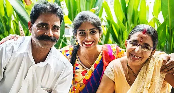 Veja como os pais indianos reagem aos amigos do cara de sua filha