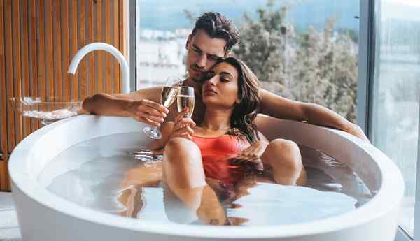 Hot tub sex 20 romantis, ide -ide mendesis & cara untuk berhubungan seks di bak mandi