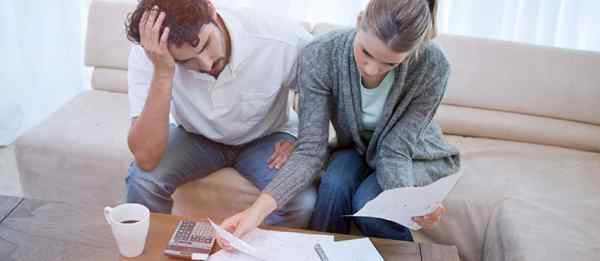 Como as dificuldades financeiras afetam o casamento - maneiras de superar