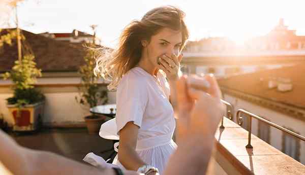 Combien devriez-vous dépenser sur une bague de fiançailles pour la rendre heureuse