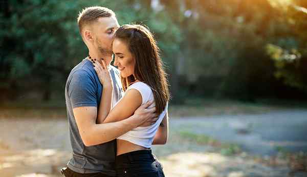 Kaip pritraukti vyrą emociškai 15 žingsnių, kad gautumėte gilų ryšį