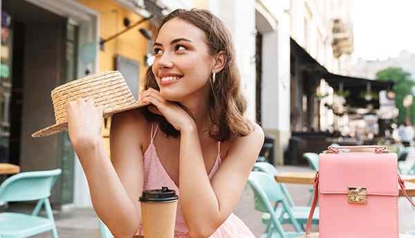 Cómo tener confianza al coquetear superar las mariposas y divertirse