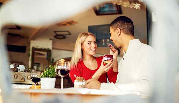 Hoe je meerdere jongens kunt daten zonder schaduwrijk te zijn of een cheater te noemen